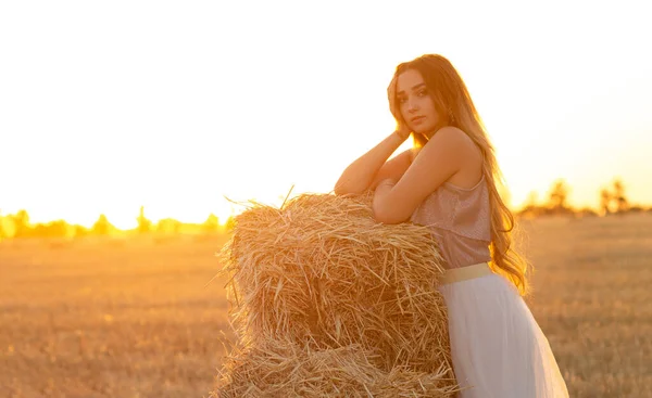 Jeune Femme Maigre Sur Meule Foin Marche Dans Soirée Été — Photo