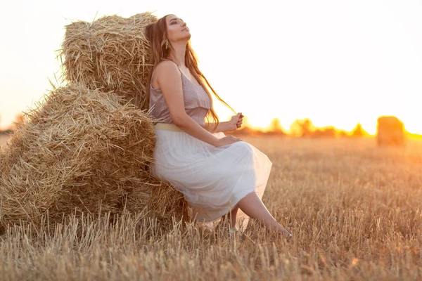 Femme Heureuse Assise Sur Une Pile Foin Marchant Soir Été — Photo