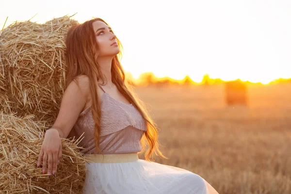 Femme Heureuse Assise Sur Une Pile Foin Marchant Soir Été — Photo