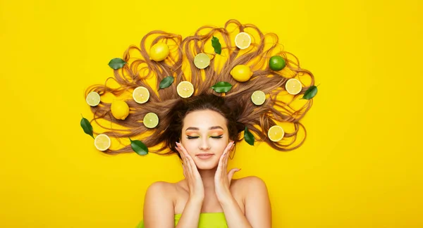 Menina Pacífica Deitado Fundo Amarelo Brilhante Com Frutas Cítricas Cabelo — Fotografia de Stock