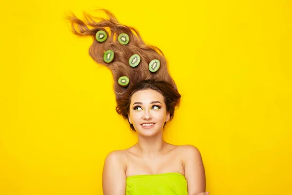 Portret Mody Pięknej Dziewczyny Leżącej Kolorowym Tle Kawałkami Owoców Kiwi — Zdjęcie stockowe