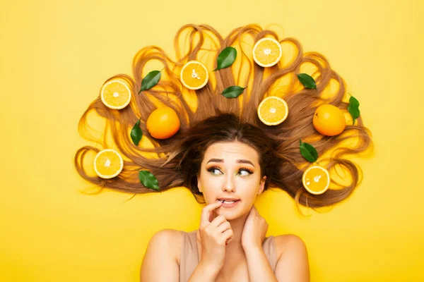 Hermosa Chica Acostada Fondo Del Estudio Con Frutas Color Naranja — Foto de Stock