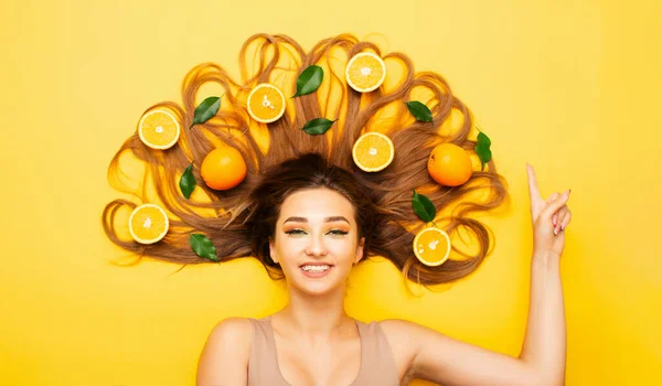 Hermosa Chica Acostada Fondo Del Estudio Con Frutas Color Naranja — Foto de Stock