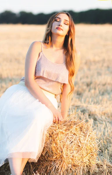 Mulher Feliz Sentada Pilha Feno Andando Noite Verão Linda Menina — Fotografia de Stock