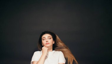 Siyah stüdyo arka planında yatan genç bir kadın hayal ediyor, öğrenci kız inaginasyon üst görünümünde bir dilek diliyor.