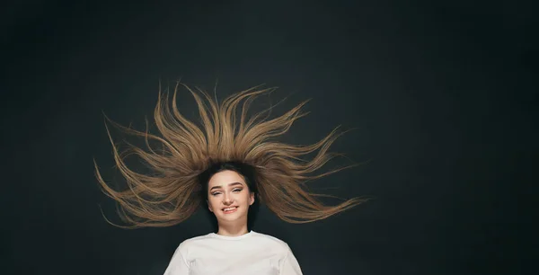 Belle Jeune Femme Aux Cheveux Longs Couché Sur Fond Studio — Photo