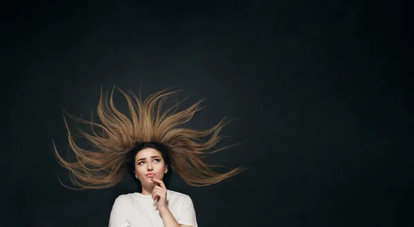 Seria Joven Pensando Mujer Con Pelo Largo Acostado Negro Estudio — Foto de Stock