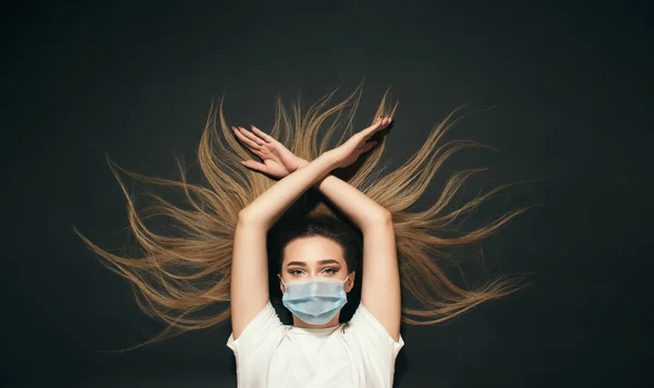 Jovem Mulher Máscara Médica Protetora Seu Rosto Estúdio Preto Vista — Fotografia de Stock