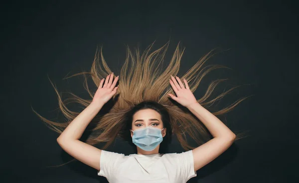 Junge Frau Mit Medizinischer Schutzmaske Gesicht Auf Schwarzem Studiohintergrund Von — Stockfoto