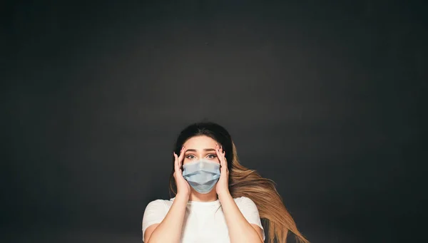 Jovem Mulher Confusa Máscara Médica Protetora Seu Rosto Estúdio Preto — Fotografia de Stock