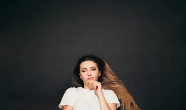 Jeune Femme Pensante Aux Cheveux Longs Couché Sur Fond Noir — Photo