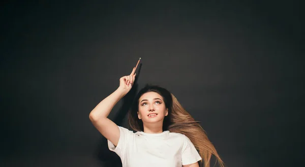 Молодая Женщина Черном Фоне Студии Показывается Карандашом Вид Сверху Рекламная — стоковое фото