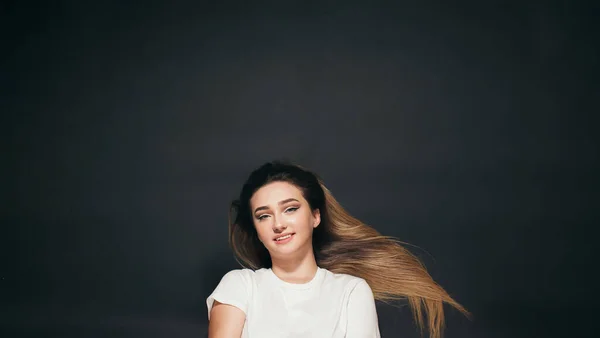Piękna Młoda Kobieta Długimi Włosami Leżące Czarnym Tle Studio Szczęśliwy — Zdjęcie stockowe