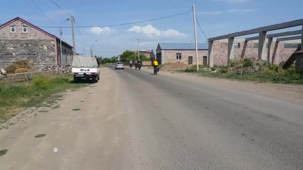 Quatro Ciclistas Passam Caminhadas Cidade Mantendo Estilo Vida Saudável — Vídeo de Stock