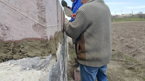 iki usta, inşaatçılar, taş koymak, bir ev inşa