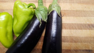 olgun sebze, yeşil biber ve patlıcan ağaçtan Kurulu teslim edilir