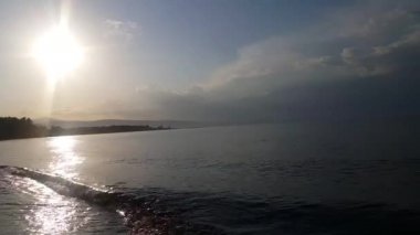 Amazing Paradise gölü Sevan, barış zamanında güzel bir gün batımında, Ermenistan'ın Martuni şehrinin pitoresk tatil plajında, dinlenme ve turizm yeri
