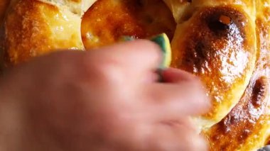 bir sünger yağı ev samadele karaciğer ekmek ile genç kadın ev hanımı, yumuşatmak için tereyağı