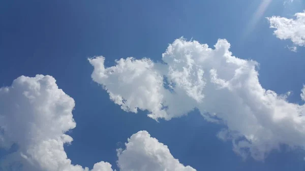 Gyönyörű Hátteret Felhők Jól Látható Vonalak Fehér Felhők Kék Felső — Stock Fotó