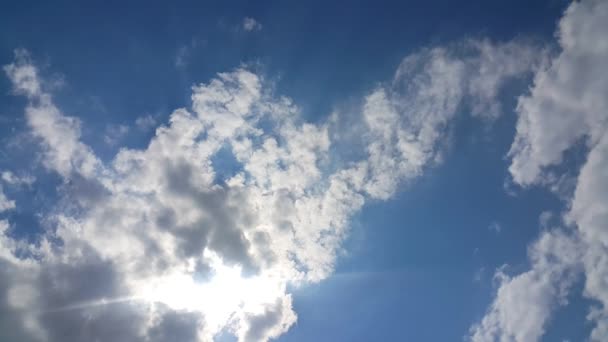 美しい雲の背景 白い雲と青い空のはっきりと見える線 トップサンビーム 丸い成長 — ストック動画