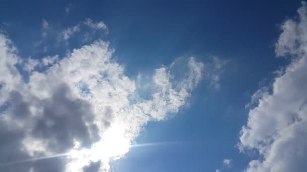 beau fond nuageux, lignes clairement visibles de nuages blancs et ciel bleu, rayon de soleil supérieur, croissance ronde 