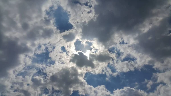 Mooie Achtergrond Van Wolken Duidelijk Zichtbare Lijnen Van Witte Wolken — Stockfoto