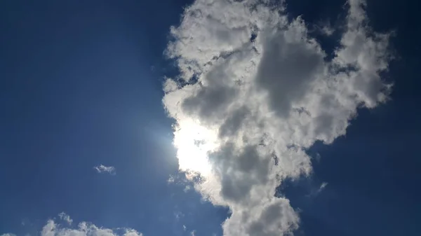 Bellissimo Sfondo Nuvole Linee Chiaramente Visibili Nuvole Bianche Cielo Blu — Foto Stock