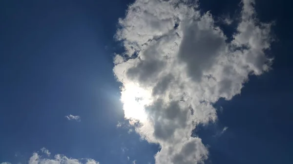 Beau Fond Nuages Lignes Clairement Visibles Nuages Blancs Ciel Bleu — Photo