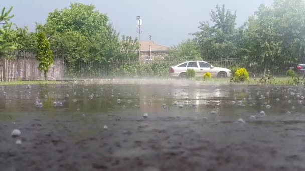 Auf Dem Hof Ein Auto Steht Regnet Heftig Und Wird — Stockvideo