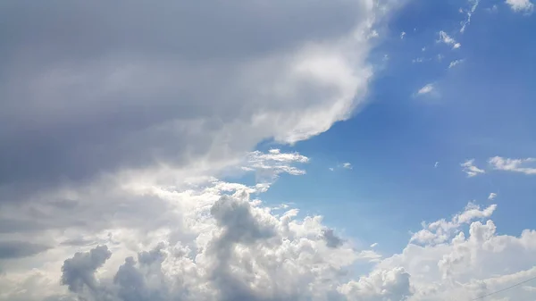 Bellissimo Sfondo Nuvola Linee Chiaramente Visibili Nuvole Bianche Cielo Blu — Foto Stock