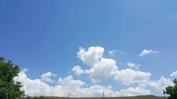 Bellissimo Sfondo Nuvole Alberi Linee Chiaramente Visibili Nuvole Bianche Cielo — Foto Stock