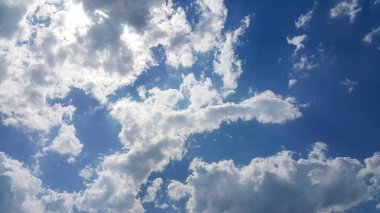 bulutlar güzel arka plan, beyaz bulutlar ve mavi gökyüzü açıkça görünür çizgiler, üst bir güneş ışınları