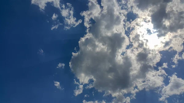 Bellissimo Sfondo Nuvole Linee Chiaramente Visibili Nuvole Bianche Cielo Blu — Foto Stock