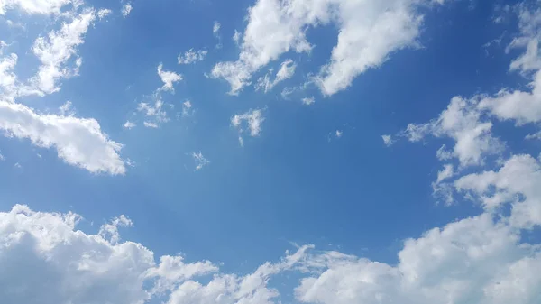 bulutlar güzel arka plan, beyaz bulutlar ve mavi gökyüzü açıkça görünür çizgiler, üst bir güneş ışınları