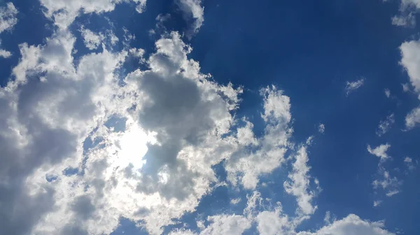 Bellissimo Sfondo Nuvole Linee Chiaramente Visibili Nuvole Bianche Cielo Blu — Foto Stock