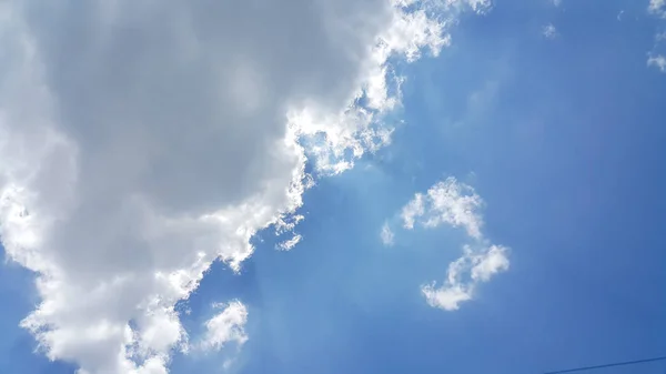 Belo Fundo Nuvens Linhas Claramente Visíveis Nuvens Brancas Céu Azul — Fotografia de Stock