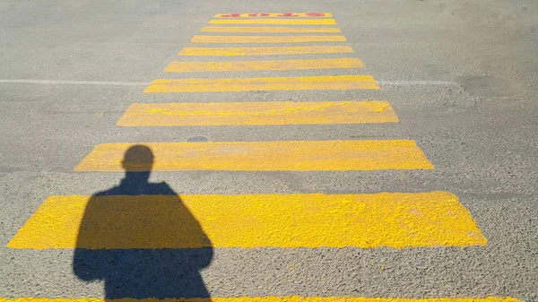Uma Pessoa Fica Início Uma Travessia Pedestre Onde Está Escrito — Fotografia de Stock
