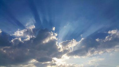 bulutlar güzel arka plan, beyaz bulutlar ve mavi gökyüzü açıkça görünür çizgiler, üst bir güneş ışınları