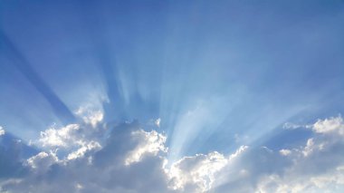 bulutlar güzel arka plan, beyaz bulutlar ve mavi gökyüzü açıkça görünür çizgiler, üst bir güneş ışınları