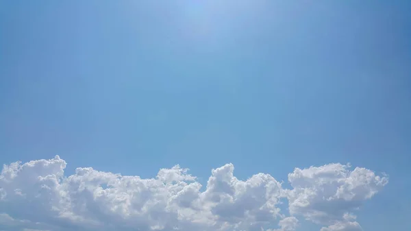 Hermoso Fondo Nubes Líneas Claramente Visibles Nubes Blancas Cielo Azul — Foto de Stock