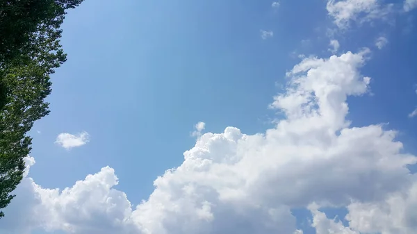 Bellissimo Sfondo Nuvole Linee Chiaramente Visibili Nuvole Bianche Cielo Blu — Foto Stock