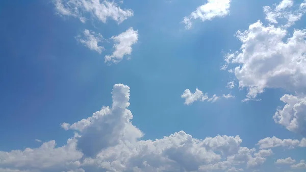 美丽的云彩背景 清晰可见的白云和蓝天 顶部是一个阳光 文本的复制空间 — 图库照片
