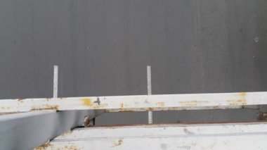 araba şasi üzerinde hareket, onların üst kısmını görebilirsiniz, köprüden kaldırıldı, kentsel koşuşturma kavramı