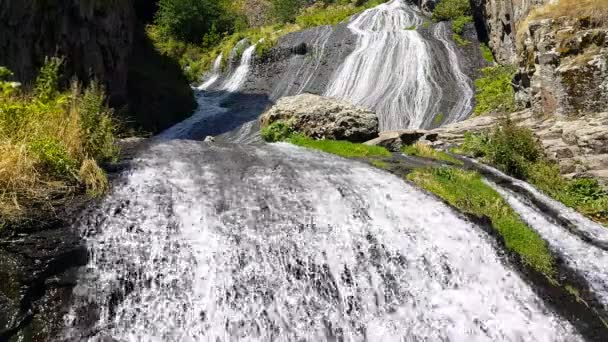 Красивый Водопад Туристическом Курортном Городе Джермук Который Расположен Армении — стоковое видео