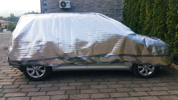 Carro Está Quintal Para Abrigar Sol Chuva Cobre Barraca Prata — Fotografia de Stock