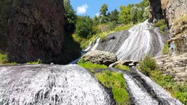 Ermenistan'da bulunan Jermuk, turizm beldesinde çok güzel şelale