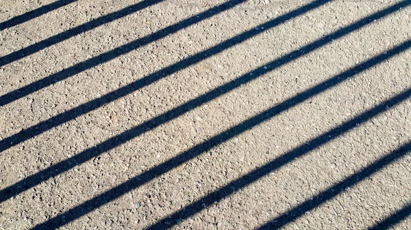 Raios Sol Cerca Deixaram Sombras Listradas Asfalto — Fotografia de Stock