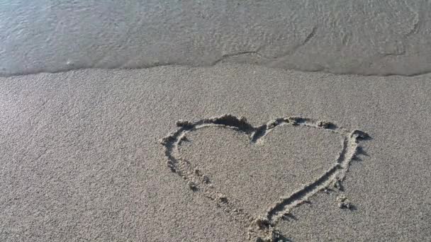 Getrokken Hart Vorm Het Zand Het Strand Weggespoeld Door Zachte — Stockvideo