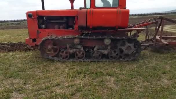 Agricultor Cultiva Campo Trator Esteira Rolante Solta Solo Com Destrói — Vídeo de Stock