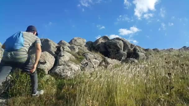 Turistul Urcă Munte Drumeţii Recreere Aer Liber Muschina Rucsac Spate — Videoclip de stoc